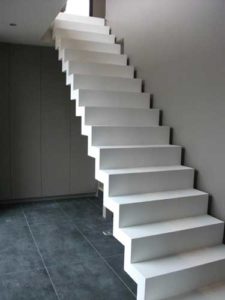 un escalier en métal blanc très épuré