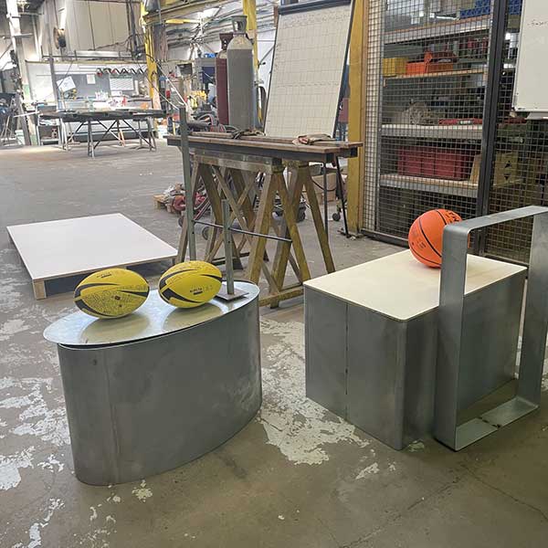 balançoires en métal pour un espace intérieur collectif au bureau