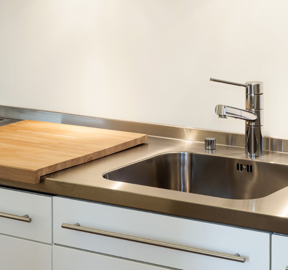 souder l'évier en inox au plan de travail