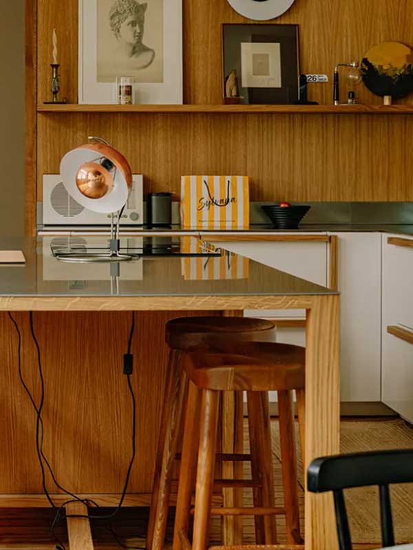 le plateau de table est également en inox pour être coordonné au plan de travail